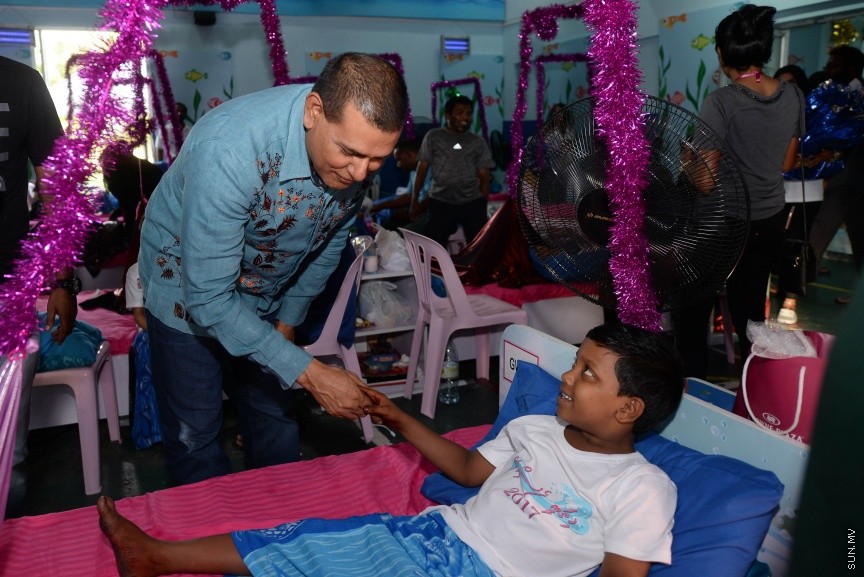 22 ޑިސެމްބަރ 2017: ހިތާނީ އުފާ ކޭމްޕަށް ސަން ސިޔާމް ޒިޔާރަތް ކުރެއްވުން: ސަން  ސިއާމް ގުރޫޕްގެ ޗެއާމަން އަދި އެމްޑީއޭގެ ލީޑަރު އަހްމަދު ސިޔާމް މުހައްމަދު ވަނީ ހުޅުމާލޭގައި ސަދަގާތު ފައުންޑޭޝަނުން ކުރިއަށްގެންދާ ހިތަނީ ފެސްޓިވަލްގައި ހިތާނުކުރި ކުދިންނާ ބައްލުކުރައްވައި ހަދިޔާ ދެއްވާފައި. ސިޔާމްގެ އަރިހުގައި އެމްޑީއޭގެ ނައިބު ލީޑަރު އަލީ މައުރޫފާއި އައިޝަތު ރަފިއްޔާ ބައިވެރިވެވަޑައިގެންނެވި --- ސަން ފޮޓޯ/ މުހައްމަދު އަފްރާޙް