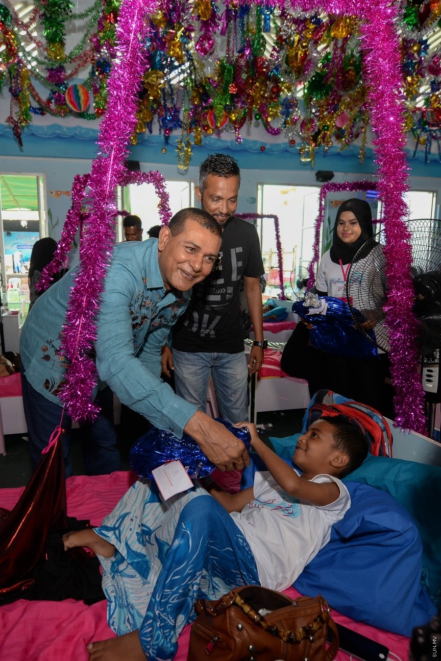 22 ޑިސެމްބަރ 2017: ހިތާނީ އުފާ ކޭމްޕަށް ސަން ސިޔާމް ޒިޔާރަތް ކުރެއްވުން: ސަން  ސިއާމް ގުރޫޕްގެ ޗެއާމަން އަދި އެމްޑީއޭގެ ލީޑަރު އަހްމަދު ސިޔާމް މުހައްމަދު ވަނީ ހުޅުމާލޭގައި ސަދަގާތު ފައުންޑޭޝަނުން ކުރިއަށްގެންދާ ހިތަނީ ފެސްޓިވަލްގައި ހިތާނުކުރި ކުދިންނާ ބައްލުކުރައްވައި ހަދިޔާ ދެއްވާފައި. ސިޔާމްގެ އަރިހުގައި އެމްޑީއޭގެ ނައިބު ލީޑަރު އަލީ މައުރޫފާއި އައިޝަތު ރަފިއްޔާ ބައިވެރިވެވަޑައިގެންނެވި --- ސަން ފޮޓޯ/ މުހައްމަދު އަފްރާޙް
