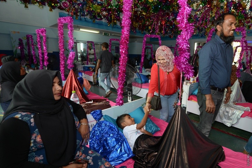 ސަދަގާތު ފައުންޑޭޝަނުން ހުޅުމާލޭގައި ކުރިއަށްގެންދާ ހިތާނީ ފެސްޓިވަލުގެ ކުދިންނާ ސަން  ސިއާމް ގުރޫޕްގެ ޗެއާމަން އަދި އެމްޑީއޭގެ ލީޑަރު އަހްމަދު ސިޔާމް މުހައްމަދު ބައްދަލުކުރައްވައި އެކުދިންނަށް ހަދިޔާ ދީފި. އެމަނިކުފާނުގެ އަރިހުގައި އެމްޑީއޭގެ ޑެޕިއުޓީ ލީޑަރު އަދި ކެނދިކުޅުދޫ ދާއިރާގެ މެމްބަރު އަލީ މައުރޫފާއި ޑެޕިއުޓީ ލީޑަރު އާއިޝަތު ރަފިއްޔާ ބައިވެރިވެވަޑައިގަތް --- ސަން ފޮޓޯ/ މުހައްމަދު އަފްރާހް