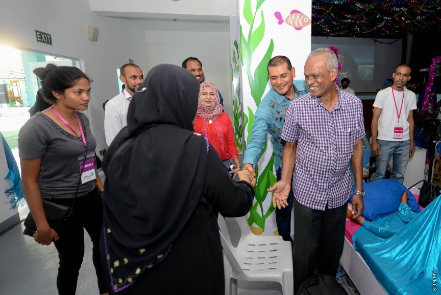 ސަދަގާތު ފައުންޑޭޝަނުން ހުޅުމާލޭގައި ކުރިއަށްގެންދާ ހިތާނީ ފެސްޓިވަލުގެ ކުދިންނާ ސަން  ސިއާމް ގުރޫޕްގެ ޗެއާމަން އަދި އެމްޑީއޭގެ ލީޑަރު އަހްމަދު ސިޔާމް މުހައްމަދު ބައްދަލުކުރައްވައި އެކުދިންނަށް ހަދިޔާ ދީފި. އެމަނިކުފާނުގެ އަރިހުގައި އެމްޑީއޭގެ ޑެޕިއުޓީ ލީޑަރު އަދި ކެނދިކުޅުދޫ ދާއިރާގެ މެމްބަރު އަލީ މައުރޫފާއި ޑެޕިއުޓީ ލީޑަރު އާއިޝަތު ރަފިއްޔާ ބައިވެރިވެވަޑައިގަތް --- ސަން ފޮޓޯ/ މުހައްމަދު އަފްރާހް