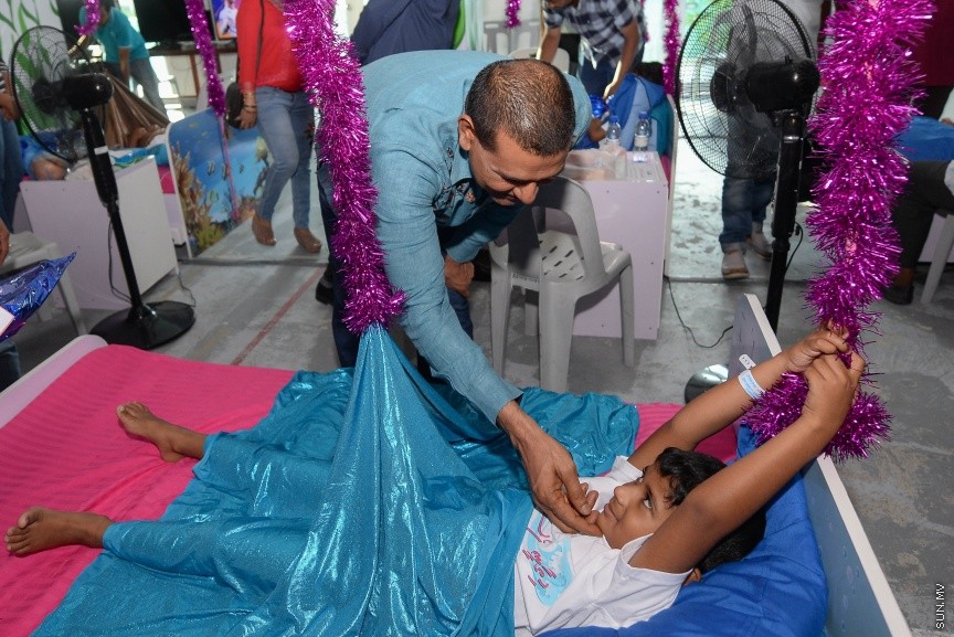 ސަދަގާތު ފައުންޑޭޝަނުން ހުޅުމާލޭގައި ކުރިއަށްގެންދާ ހިތާނީ ފެސްޓިވަލުގެ ކުދިންނާ ސަން  ސިއާމް ގުރޫޕްގެ ޗެއާމަން އަދި އެމްޑީއޭގެ ލީޑަރު އަހްމަދު ސިޔާމް މުހައްމަދު ބައްދަލުކުރައްވައި އެކުދިންނަށް ހަދިޔާ ދީފި. އެމަނިކުފާނުގެ އަރިހުގައި އެމްޑީއޭގެ ޑެޕިއުޓީ ލީޑަރު އަދި ކެނދިކުޅުދޫ ދާއިރާގެ މެމްބަރު އަލީ މައުރޫފާއި ޑެޕިއުޓީ ލީޑަރު އާއިޝަތު ރަފިއްޔާ ބައިވެރިވެވަޑައިގަތް --- ސަން ފޮޓޯ/ މުހައްމަދު އަފްރާހް
