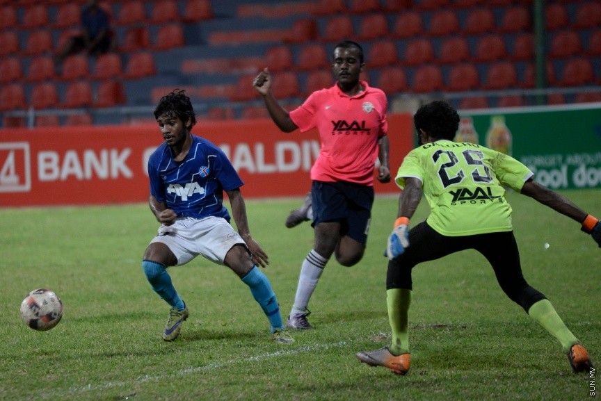 ޔޫތު ޗެމްޕިއަންޝިޕް  ގައި ގދ. ތިނަދޫ އާއި ޔުނައިޓެޑް ވިކްޓަރީ ބައްދަލު ކުރި މެޗުގެ ތެރެއިން: މެޗު ނިމިގެން ދިޔައީ ދެޓީމުންކުރެ އެއްޓީމަކަށްވެސް ލަނޑެއްނުޖެހި އެއްވަރުވެގެން---ސަން ފޮޓޯ/ މުހައްމަދު އަފްރާހް 
