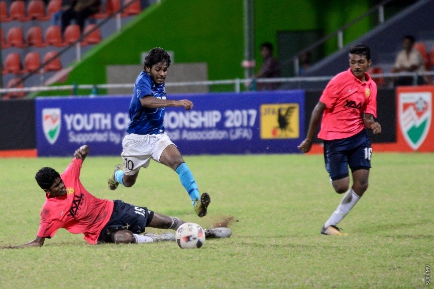 ޔޫތު ޗެމްޕިއަންޝިޕް  ގައި ގދ. ތިނަދޫ އާއި ޔުނައިޓެޑް ވިކްޓަރީ ބައްދަލު ކުރި މެޗުގެ ތެރެއިން: މެޗު ނިމިގެން ދިޔައީ ދެޓީމުންކުރެ އެއްޓީމަކަށްވެސް ލަނޑެއްނުޖެހި އެއްވަރުވެގެން---ސަން ފޮޓޯ/ މުހައްމަދު އަފްރާހް 