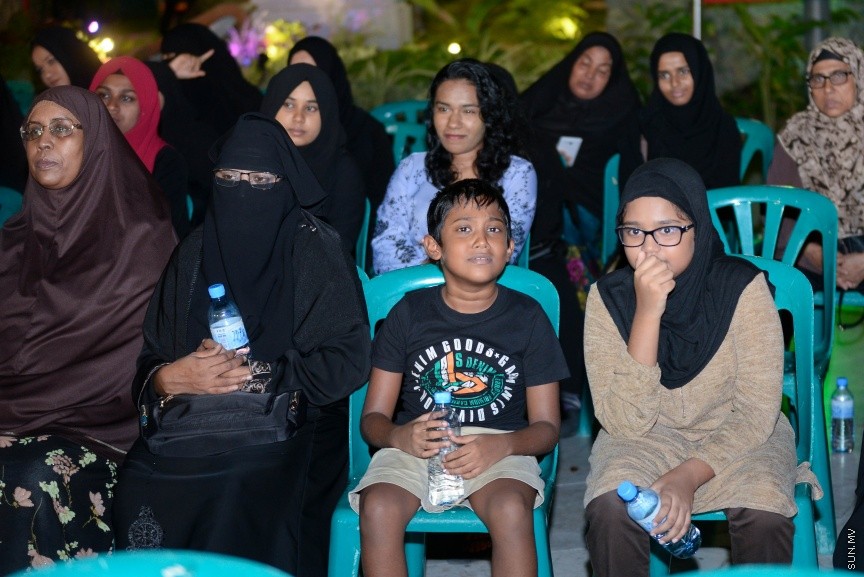 28 ޑިސެމްބަރ 2017: ޕީސް ފައުންޑޭޝަނުން މިއަހަރުގެ ޖުލައި މަހު އިފްތިތާހުކުރި ދަ ލެގަސީ ދަރުސްގެ ތެރެއިން:  އިސްލާމީ މަރުކަޒު ސަރަހައްދުގައި ކުރިޔައްގެންދިޔަ ދަރުސް ގައި ތަގުރީރު ކުރެއްވީ މިހާރު ރާއްޖެ ވަޑައިގެން އުޅުއްވާ ދުނިޔޭގެ މަޝްހޫރު ދީނީ އިލްމްވެރިޔާ، މެލޭޝިއާގެ އައްޝައިޚް ހުސައިން ޔީ---ސަން ފޮޓޯ/ މުހައްމަދު އަފްރާހް 