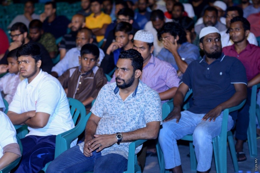 28 ޑިސެމްބަރ 2017: ޕީސް ފައުންޑޭޝަނުން މިއަހަރުގެ ޖުލައި މަހު އިފްތިތާހުކުރި ދަ ލެގަސީ ދަރުސްގެ ތެރެއިން:  އިސްލާމީ މަރުކަޒު ސަރަހައްދުގައި ކުރިޔައްގެންދިޔަ ދަރުސް ގައި ތަގުރީރު ކުރެއްވީ މިހާރު ރާއްޖެ ވަޑައިގެން އުޅުއްވާ ދުނިޔޭގެ މަޝްހޫރު ދީނީ އިލްމްވެރިޔާ، މެލޭޝިއާގެ އައްޝައިޚް ހުސައިން ޔީ---ސަން ފޮޓޯ/ މުހައްމަދު އަފްރާހް 