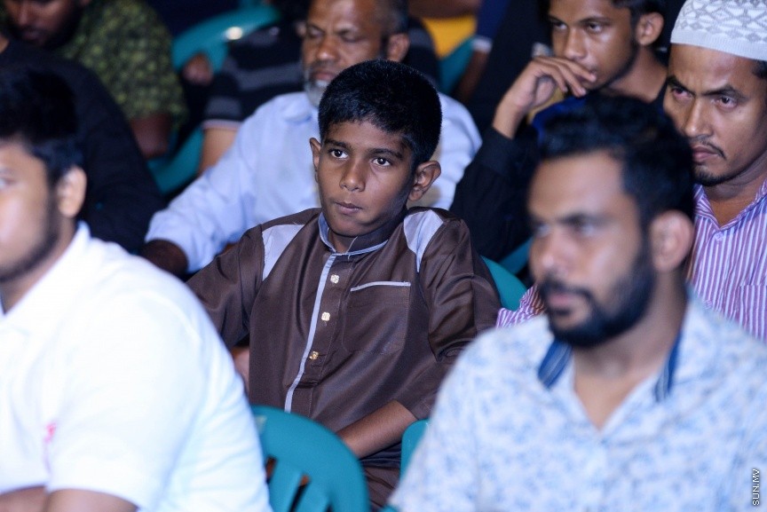 28 ޑިސެމްބަރ 2017: ޕީސް ފައުންޑޭޝަނުން މިއަހަރުގެ ޖުލައި މަހު އިފްތިތާހުކުރި ދަ ލެގަސީ ދަރުސްގެ ތެރެއިން:  އިސްލާމީ މަރުކަޒު ސަރަހައްދުގައި ކުރިޔައްގެންދިޔަ ދަރުސް ގައި ތަގުރީރު ކުރެއްވީ މިހާރު ރާއްޖެ ވަޑައިގެން އުޅުއްވާ ދުނިޔޭގެ މަޝްހޫރު ދީނީ އިލްމްވެރިޔާ، މެލޭޝިއާގެ އައްޝައިޚް ހުސައިން ޔީ---ސަން ފޮޓޯ/ މުހައްމަދު އަފްރާހް 