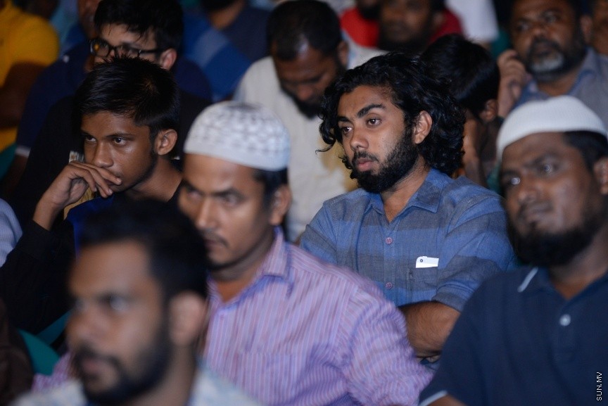 28 ޑިސެމްބަރ 2017: ޕީސް ފައުންޑޭޝަނުން މިއަހަރުގެ ޖުލައި މަހު އިފްތިތާހުކުރި ދަ ލެގަސީ ދަރުސްގެ ތެރެއިން:  އިސްލާމީ މަރުކަޒު ސަރަހައްދުގައި ކުރިޔައްގެންދިޔަ ދަރުސް ގައި ތަގުރީރު ކުރެއްވީ މިހާރު ރާއްޖެ ވަޑައިގެން އުޅުއްވާ ދުނިޔޭގެ މަޝްހޫރު ދީނީ އިލްމްވެރިޔާ، މެލޭޝިއާގެ އައްޝައިޚް ހުސައިން ޔީ---ސަން ފޮޓޯ/ މުހައްމަދު އަފްރާހް 