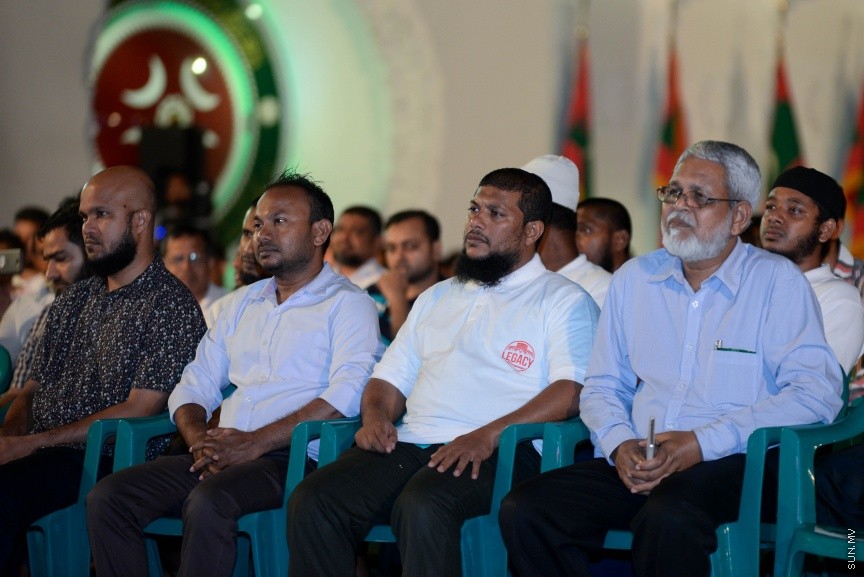 28 ޑިސެމްބަރ 2017: ޕީސް ފައުންޑޭޝަނުން މިއަހަރުގެ ޖުލައި މަހު އިފްތިތާހުކުރި ދަ ލެގަސީ ދަރުސްގެ ތެރެއިން:  އިސްލާމީ މަރުކަޒު ސަރަހައްދުގައި ކުރިޔައްގެންދިޔަ ދަރުސް ގައި ތަގުރީރު ކުރެއްވީ މިހާރު ރާއްޖެ ވަޑައިގެން އުޅުއްވާ ދުނިޔޭގެ މަޝްހޫރު ދީނީ އިލްމްވެރިޔާ، މެލޭޝިއާގެ އައްޝައިޚް ހުސައިން ޔީ---ސަން ފޮޓޯ/ މުހައްމަދު އަފްރާހް 