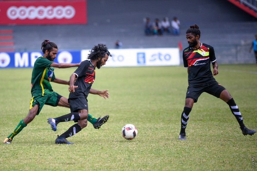 ޔޫތު ޗެމްޕިއަންޝިޕްގައި އީގަލްސް އާއި މާޒިޔާ ބައްދަލު ކުރި މެޗުގެ ތެރެއިން: މި މެޗު ޕެނަލްޓީ ޖަހައިގެން 8-7 އިން ކާމިޔާބު ކޮށް ތަށި އުުފުލާލީ އީގަލްސްއިން-- ސަންފޮޓޯ/ މުހައްމަދު އަފްރާހް
