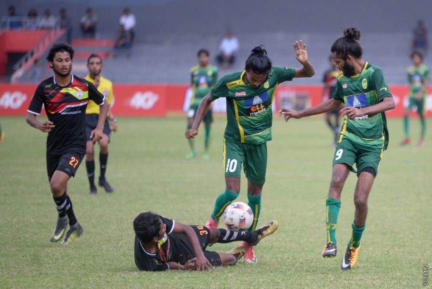 ޔޫތު ޗެމްޕިއަންޝިޕްގައި އީގަލްސް އާއި މާޒިޔާ ބައްދަލު ކުރި މެޗުގެ ތެރެއިން: މި މެޗު ޕެނަލްޓީ ޖަހައިގެން 8-7 އިން ކާމިޔާބު ކޮށް ތަށި އުުފުލާލީ އީގަލްސްއިން-- ސަންފޮޓޯ/ މުހައްމަދު އަފްރާހް
