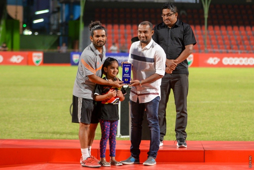 ޔޫތު ޗެމްޕިއަންޝިޕްގައި އީގަލްސް އާއި މާޒިޔާ ބައްދަލު ކުރި މެޗުގެ ތެރެއިން: މި މެޗު ޕެނަލްޓީ ޖަހައިގެން 8-7 އިން ކާމިޔާބު ކޮށް ތަށި އުުފުލާލީ އީގަލްސްއިން-- ސަންފޮޓޯ/ މުހައްމަދު އަފްރާހް
