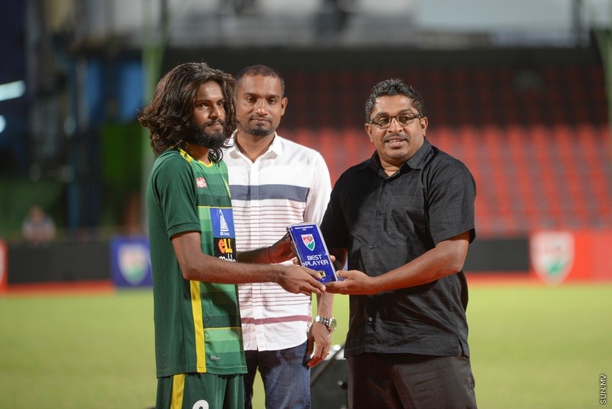 ޔޫތު ޗެމްޕިއަންޝިޕްގައި އީގަލްސް އާއި މާޒިޔާ ބައްދަލު ކުރި މެޗުގެ ތެރެއިން: މި މެޗު ޕެނަލްޓީ ޖަހައިގެން 8-7 އިން ކާމިޔާބު ކޮށް ތަށި އުުފުލާލީ އީގަލްސްއިން-- ސަންފޮޓޯ/ މުހައްމަދު އަފްރާހް
