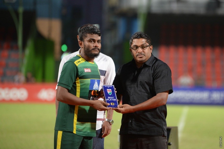 ޔޫތު ޗެމްޕިއަންޝިޕްގައި އީގަލްސް އާއި މާޒިޔާ ބައްދަލު ކުރި މެޗުގެ ތެރެއިން: މި މެޗު ޕެނަލްޓީ ޖަހައިގެން 8-7 އިން ކާމިޔާބު ކޮށް ތަށި އުުފުލާލީ އީގަލްސްއިން-- ސަންފޮޓޯ/ މުހައްމަދު އަފްރާހް
