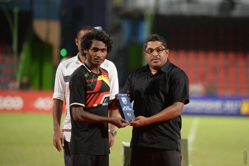 ޔޫތު ޗެމްޕިއަންޝިޕްގައި އީގަލްސް އާއި މާޒިޔާ ބައްދަލު ކުރި މެޗުގެ ތެރެއިން: މި މެޗު ޕެނަލްޓީ ޖަހައިގެން 8-7 އިން ކާމިޔާބު ކޮށް ތަށި އުުފުލާލީ އީގަލްސްއިން-- ސަންފޮޓޯ/ މުހައްމަދު އަފްރާހް
