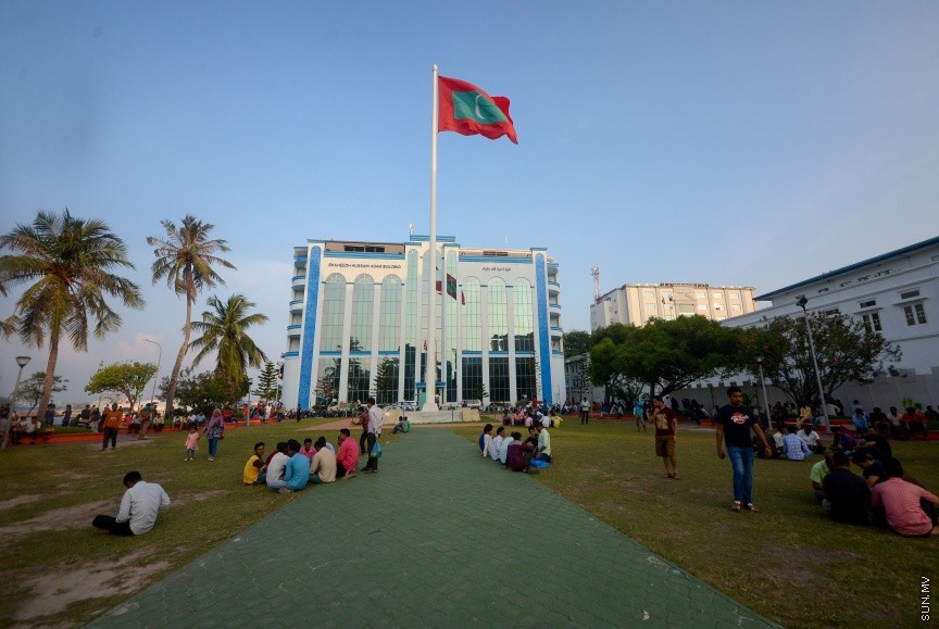 ޖުމްހޫރީ މައިދާން، ބިދޭސީންގެ ގުޅުން ބަދަހިކުރާ މައިދާނަކަށް: ހަފްތާ ބަންދުގެ ހުކުރު ދުވަހަކީ އާންމުކޮށް ދިވެހިންގެ އިތުރުން ބިދޭސީން ވެސް އެމީހުންގެ ވަޒީފާގެ މަސްއޫލިއްޔަތާ ދުރުވެ އާއިލާއާއި ރައްޓެހިންނާ ބައްދަލު ކުރާ ދުވަހެވެ. މީގެ ކުރިން ރަސްރަނި ބަގީޗާ ( ކުރީގެ ސުލްތާން ޕާކު) އަށް ބިދޭސީން ހުކުރު ދުވަހު ޖަމާވި ނަމަވެސް މިހާރު ފައިސާ ދައްކައިގެން ބިދޭސީންނަށް އެތަނަށް ވަދެވޭ ގޮތަށް ހެދުމުން ހުކުރު ދުވަހުގެ ބިދޭސީންގެ މައިޒާނަށް ވެފައި މިވަނީ ޖުމްހޫރީ މައިދާން---ސަން ފޮޓޯ/ މުހައްމަދު އަފްރާޙް 