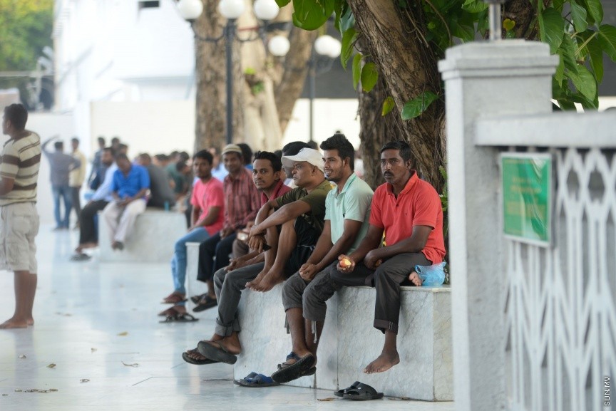 ޖުމްހޫރީ މައިދާން، ބިދޭސީންގެ ގުޅުން ބަދަހިކުރާ މައިދާނަކަށް: ހަފްތާ ބަންދުގެ ހުކުރު ދުވަހަކީ އާންމުކޮށް ދިވެހިންގެ އިތުރުން ބިދޭސީން ވެސް އެމީހުންގެ ވަޒީފާގެ މަސްއޫލިއްޔަތާ ދުރުވެ އާއިލާއާއި ރައްޓެހިންނާ ބައްދަލު ކުރާ ދުވަހެވެ. މީގެ ކުރިން ރަސްރަނި ބަގީޗާ ( ކުރީގެ ސުލްތާން ޕާކު) އަށް ބިދޭސީން ހުކުރު ދުވަހު ޖަމާވި ނަމަވެސް މިހާރު ފައިސާ ދައްކައިގެން ބިދޭސީންނަށް އެތަނަށް ވަދެވޭ ގޮތަށް ހެދުމުން ހުކުރު ދުވަހުގެ ބިދޭސީންގެ މައިޒާނަށް ވެފައި މިވަނީ ޖުމްހޫރީ މައިދާން---ސަން ފޮޓޯ/ މުހައްމަދު އަފްރާޙް 