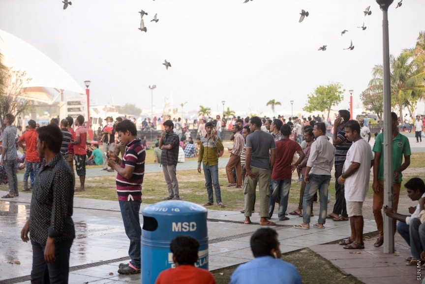 ޖުމްހޫރީ މައިދާން، ބިދޭސީންގެ ގުޅުން ބަދަހިކުރާ މައިދާނަކަށް: ހަފްތާ ބަންދުގެ ހުކުރު ދުވަހަކީ އާންމުކޮށް ދިވެހިންގެ އިތުރުން ބިދޭސީން ވެސް އެމީހުންގެ ވަޒީފާގެ މަސްއޫލިއްޔަތާ ދުރުވެ އާއިލާއާއި ރައްޓެހިންނާ ބައްދަލު ކުރާ ދުވަހެވެ. މީގެ ކުރިން ރަސްރަނި ބަގީޗާ ( ކުރީގެ ސުލްތާން ޕާކު) އަށް ބިދޭސީން ހުކުރު ދުވަހު ޖަމާވި ނަމަވެސް މިހާރު ފައިސާ ދައްކައިގެން ބިދޭސީންނަށް އެތަނަށް ވަދެވޭ ގޮތަށް ހެދުމުން ހުކުރު ދުވަހުގެ ބިދޭސީންގެ މައިޒާނަށް ވެފައި މިވަނީ ޖުމްހޫރީ މައިދާން---ސަން ފޮޓޯ/ މުހައްމަދު އަފްރާޙް 