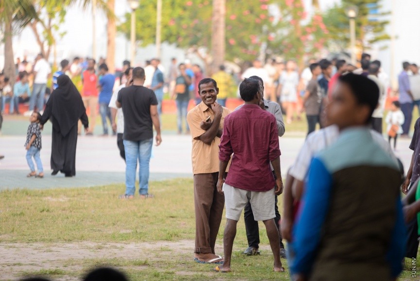 ޖުމްހޫރީ މައިދާން، ބިދޭސީންގެ ގުޅުން ބަދަހިކުރާ މައިދާނަކަށް: ހަފްތާ ބަންދުގެ ހުކުރު ދުވަހަކީ އާންމުކޮށް ދިވެހިންގެ އިތުރުން ބިދޭސީން ވެސް އެމީހުންގެ ވަޒީފާގެ މަސްއޫލިއްޔަތާ ދުރުވެ އާއިލާއާއި ރައްޓެހިންނާ ބައްދަލު ކުރާ ދުވަހެވެ. މީގެ ކުރިން ރަސްރަނި ބަގީޗާ ( ކުރީގެ ސުލްތާން ޕާކު) އަށް ބިދޭސީން ހުކުރު ދުވަހު ޖަމާވި ނަމަވެސް މިހާރު ފައިސާ ދައްކައިގެން ބިދޭސީންނަށް އެތަނަށް ވަދެވޭ ގޮތަށް ހެދުމުން ހުކުރު ދުވަހުގެ ބިދޭސީންގެ މައިޒާނަށް ވެފައި މިވަނީ ޖުމްހޫރީ މައިދާން---ސަން ފޮޓޯ/ މުހައްމަދު އަފްރާޙް 