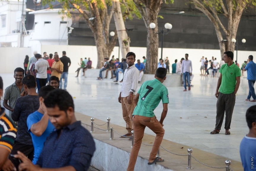 ޖުމްހޫރީ މައިދާން، ބިދޭސީންގެ ގުޅުން ބަދަހިކުރާ މައިދާނަކަށް: ހަފްތާ ބަންދުގެ ހުކުރު ދުވަހަކީ އާންމުކޮށް ދިވެހިންގެ އިތުރުން ބިދޭސީން ވެސް އެމީހުންގެ ވަޒީފާގެ މަސްއޫލިއްޔަތާ ދުރުވެ އާއިލާއާއި ރައްޓެހިންނާ ބައްދަލު ކުރާ ދުވަހެވެ. މީގެ ކުރިން ރަސްރަނި ބަގީޗާ ( ކުރީގެ ސުލްތާން ޕާކު) އަށް ބިދޭސީން ހުކުރު ދުވަހު ޖަމާވި ނަމަވެސް މިހާރު ފައިސާ ދައްކައިގެން ބިދޭސީންނަށް އެތަނަށް ވަދެވޭ ގޮތަށް ހެދުމުން ހުކުރު ދުވަހުގެ ބިދޭސީންގެ މައިޒާނަށް ވެފައި މިވަނީ ޖުމްހޫރީ މައިދާން---ސަން ފޮޓޯ/ މުހައްމަދު އަފްރާޙް 