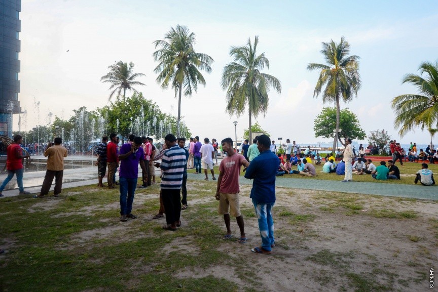 ޖުމްހޫރީ މައިދާން، ބިދޭސީންގެ ގުޅުން ބަދަހިކުރާ މައިދާނަކަށް: ހަފްތާ ބަންދުގެ ހުކުރު ދުވަހަކީ އާންމުކޮށް ދިވެހިންގެ އިތުރުން ބިދޭސީން ވެސް އެމީހުންގެ ވަޒީފާގެ މަސްއޫލިއްޔަތާ ދުރުވެ އާއިލާއާއި ރައްޓެހިންނާ ބައްދަލު ކުރާ ދުވަހެވެ. މީގެ ކުރިން ރަސްރަނި ބަގީޗާ ( ކުރީގެ ސުލްތާން ޕާކު) އަށް ބިދޭސީން ހުކުރު ދުވަހު ޖަމާވި ނަމަވެސް މިހާރު ފައިސާ ދައްކައިގެން ބިދޭސީންނަށް އެތަނަށް ވަދެވޭ ގޮތަށް ހެދުމުން ހުކުރު ދުވަހުގެ ބިދޭސީންގެ މައިޒާނަށް ވެފައި މިވަނީ ޖުމްހޫރީ މައިދާން---ސަން ފޮޓޯ/ މުހައްމަދު އަފްރާޙް 