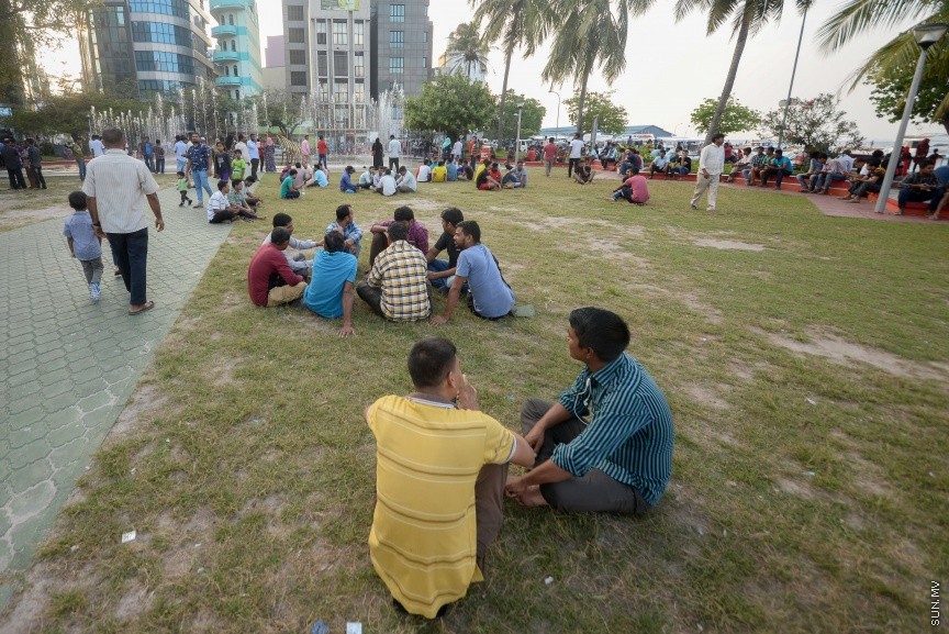 ޖުމްހޫރީ މައިދާން، ބިދޭސީންގެ ގުޅުން ބަދަހިކުރާ މައިދާނަކަށް: ހަފްތާ ބަންދުގެ ހުކުރު ދުވަހަކީ އާންމުކޮށް ދިވެހިންގެ އިތުރުން ބިދޭސީން ވެސް އެމީހުންގެ ވަޒީފާގެ މަސްއޫލިއްޔަތާ ދުރުވެ އާއިލާއާއި ރައްޓެހިންނާ ބައްދަލު ކުރާ ދުވަހެވެ. މީގެ ކުރިން ރަސްރަނި ބަގީޗާ ( ކުރީގެ ސުލްތާން ޕާކު) އަށް ބިދޭސީން ހުކުރު ދުވަހު ޖަމާވި ނަމަވެސް މިހާރު ފައިސާ ދައްކައިގެން ބިދޭސީންނަށް އެތަނަށް ވަދެވޭ ގޮތަށް ހެދުމުން ހުކުރު ދުވަހުގެ ބިދޭސީންގެ މައިޒާނަށް ވެފައި މިވަނީ ޖުމްހޫރީ މައިދާން---ސަން ފޮޓޯ/ މުހައްމަދު އަފްރާޙް 