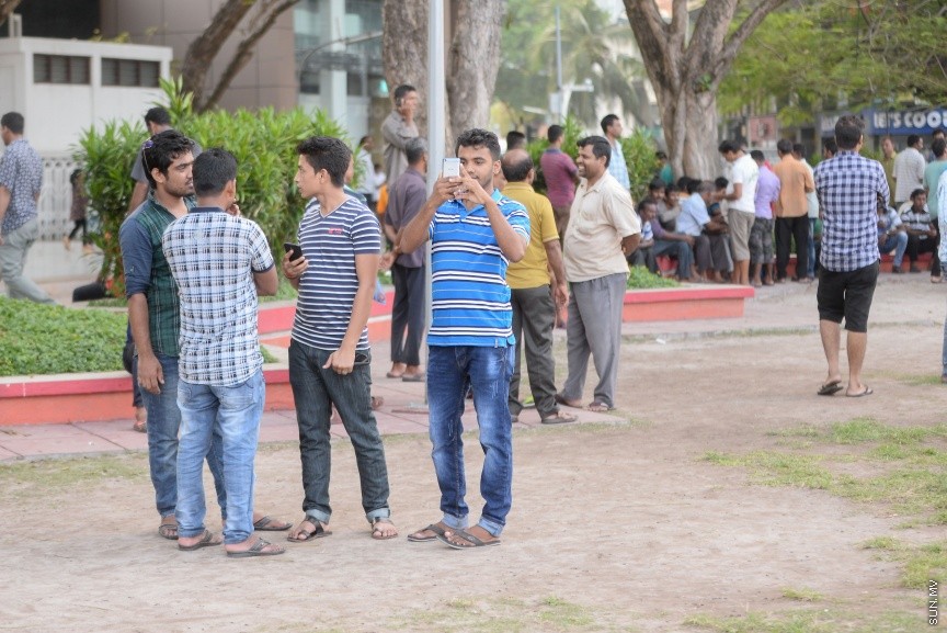 ޖުމްހޫރީ މައިދާން، ބިދޭސީންގެ ގުޅުން ބަދަހިކުރާ މައިދާނަކަށް: ހަފްތާ ބަންދުގެ ހުކުރު ދުވަހަކީ އާންމުކޮށް ދިވެހިންގެ އިތުރުން ބިދޭސީން ވެސް އެމީހުންގެ ވަޒީފާގެ މަސްއޫލިއްޔަތާ ދުރުވެ އާއިލާއާއި ރައްޓެހިންނާ ބައްދަލު ކުރާ ދުވަހެވެ. މީގެ ކުރިން ރަސްރަނި ބަގީޗާ ( ކުރީގެ ސުލްތާން ޕާކު) އަށް ބިދޭސީން ހުކުރު ދުވަހު ޖަމާވި ނަމަވެސް މިހާރު ފައިސާ ދައްކައިގެން ބިދޭސީންނަށް އެތަނަށް ވަދެވޭ ގޮތަށް ހެދުމުން ހުކުރު ދުވަހުގެ ބިދޭސީންގެ މައިޒާނަށް ވެފައި މިވަނީ ޖުމްހޫރީ މައިދާން---ސަން ފޮޓޯ/ މުހައްމަދު އަފްރާޙް 