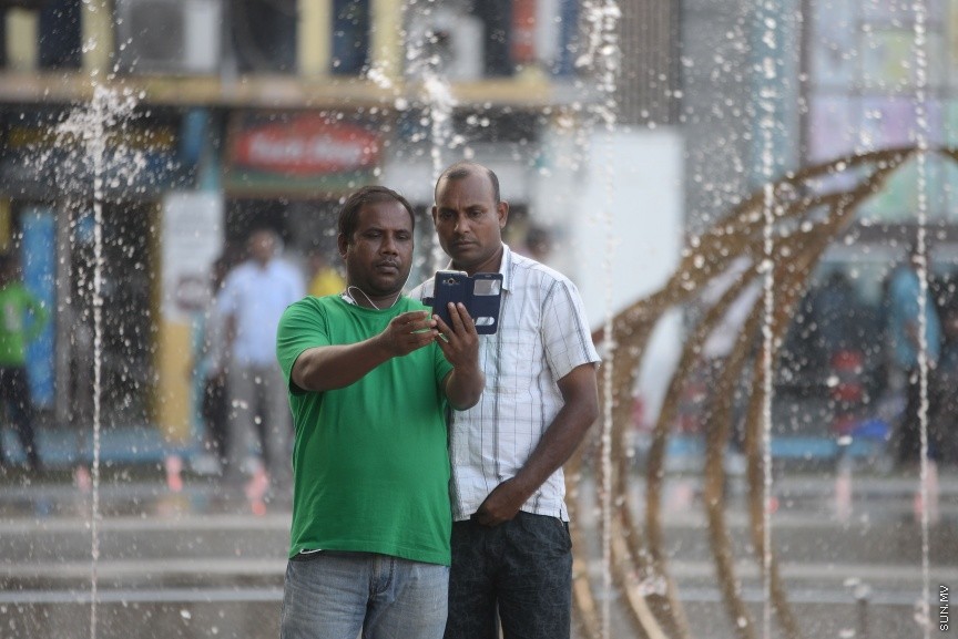 ޖުމްހޫރީ މައިދާން، ބިދޭސީންގެ ގުޅުން ބަދަހިކުރާ މައިދާނަކަށް: ހަފްތާ ބަންދުގެ ހުކުރު ދުވަހަކީ އާންމުކޮށް ދިވެހިންގެ އިތުރުން ބިދޭސީން ވެސް އެމީހުންގެ ވަޒީފާގެ މަސްއޫލިއްޔަތާ ދުރުވެ އާއިލާއާއި ރައްޓެހިންނާ ބައްދަލު ކުރާ ދުވަހެވެ. މީގެ ކުރިން ރަސްރަނި ބަގީޗާ ( ކުރީގެ ސުލްތާން ޕާކު) އަށް ބިދޭސީން ހުކުރު ދުވަހު ޖަމާވި ނަމަވެސް މިހާރު ފައިސާ ދައްކައިގެން ބިދޭސީންނަށް އެތަނަށް ވަދެވޭ ގޮތަށް ހެދުމުން ހުކުރު ދުވަހުގެ ބިދޭސީންގެ މައިޒާނަށް ވެފައި މިވަނީ ޖުމްހޫރީ މައިދާން---ސަން ފޮޓޯ/ މުހައްމަދު އަފްރާޙް 