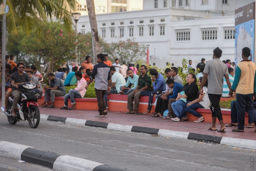 ޖުމްހޫރީ މައިދާން، ބިދޭސީންގެ ގުޅުން ބަދަހިކުރާ މައިދާނަކަށް: ހަފްތާ ބަންދުގެ ހުކުރު ދުވަހަކީ އާންމުކޮށް ދިވެހިންގެ އިތުރުން ބިދޭސީން ވެސް އެމީހުންގެ ވަޒީފާގެ މަސްއޫލިއްޔަތާ ދުރުވެ އާއިލާއާއި ރައްޓެހިންނާ ބައްދަލު ކުރާ ދުވަހެވެ. މީގެ ކުރިން ރަސްރަނި ބަގީޗާ ( ކުރީގެ ސުލްތާން ޕާކު) އަށް ބިދޭސީން ހުކުރު ދުވަހު ޖަމާވި ނަމަވެސް މިހާރު ފައިސާ ދައްކައިގެން ބިދޭސީންނަށް އެތަނަށް ވަދެވޭ ގޮތަށް ހެދުމުން ހުކުރު ދުވަހުގެ ބިދޭސީންގެ މައިޒާނަށް ވެފައި މިވަނީ ޖުމްހޫރީ މައިދާން---ސަން ފޮޓޯ/ މުހައްމަދު އަފްރާޙް 