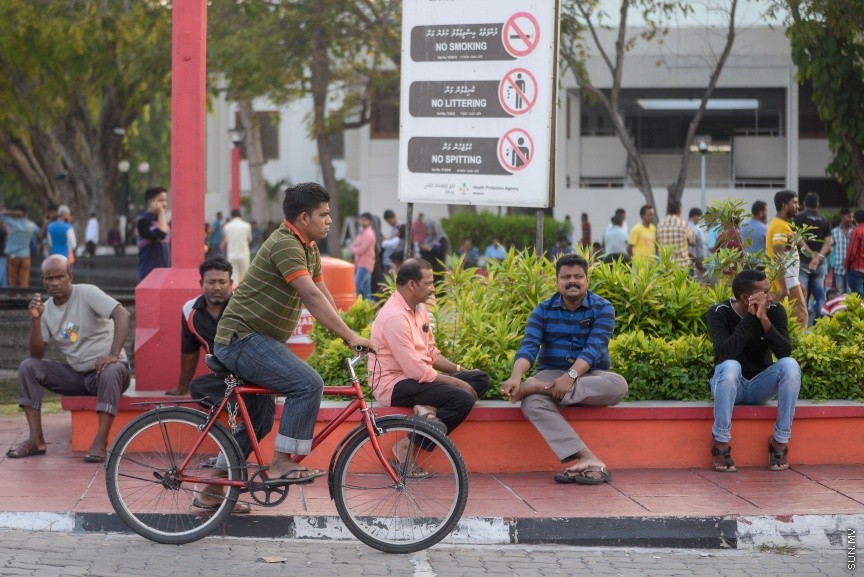 ޖުމްހޫރީ މައިދާން، ބިދޭސީންގެ ގުޅުން ބަދަހިކުރާ މައިދާނަކަށް: ހަފްތާ ބަންދުގެ ހުކުރު ދުވަހަކީ އާންމުކޮށް ދިވެހިންގެ އިތުރުން ބިދޭސީން ވެސް އެމީހުންގެ ވަޒީފާގެ މަސްއޫލިއްޔަތާ ދުރުވެ އާއިލާއާއި ރައްޓެހިންނާ ބައްދަލު ކުރާ ދުވަހެވެ. މީގެ ކުރިން ރަސްރަނި ބަގީޗާ ( ކުރީގެ ސުލްތާން ޕާކު) އަށް ބިދޭސީން ހުކުރު ދުވަހު ޖަމާވި ނަމަވެސް މިހާރު ފައިސާ ދައްކައިގެން ބިދޭސީންނަށް އެތަނަށް ވަދެވޭ ގޮތަށް ހެދުމުން ހުކުރު ދުވަހުގެ ބިދޭސީންގެ މައިޒާނަށް ވެފައި މިވަނީ ޖުމްހޫރީ މައިދާން---ސަން ފޮޓޯ/ މުހައްމަދު އަފްރާޙް 