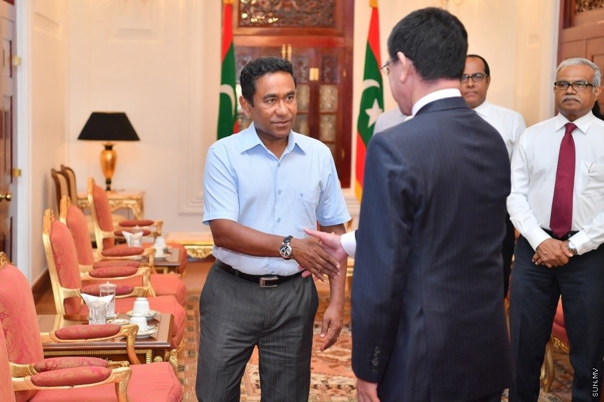 06 ޖެނުއަރީ 2018: ޖަޕާނުގެ ޚާރިޖީ ވަޒީރު ޓަރޮކޯނޯ ރައީސުލްޖުމްހޫރިއްޔާ ޢަބްދުﷲ ޔާމީން ޢަބްދުލްޤައްޔޫމްގެ އަރިހަށް އިޙްތިރާމްގެ ޒިޔާރަތެއް ކުރައްވައިފިއެވެ. މިބައްދަލުކުރެއްވުން އޮތީ ރައީސުލްޖުމްހޫރިއްޔާގެ ރަސްމީގެކޮޅު މުލީއާގޭގައެވެ. މިބައްދަލުކުރެއްވުމުގައި ރައީސުލްޖުމްހޫރިއްޔާ ޖަޕާނުގެ ޚާރިޖީ ވަޒީރަށް މަރުޙަބާ ވިދާޅުވެ، އެޤައުމުގެ ބޮޑުވަޒީރު ޝިންޒޯ އަބޭއަށް ހެޔޮއެދުންތައް އަރިސްކުރެއްވިއެވެ---ފޮޓޯ/ ރައީސް އޮފީސް 