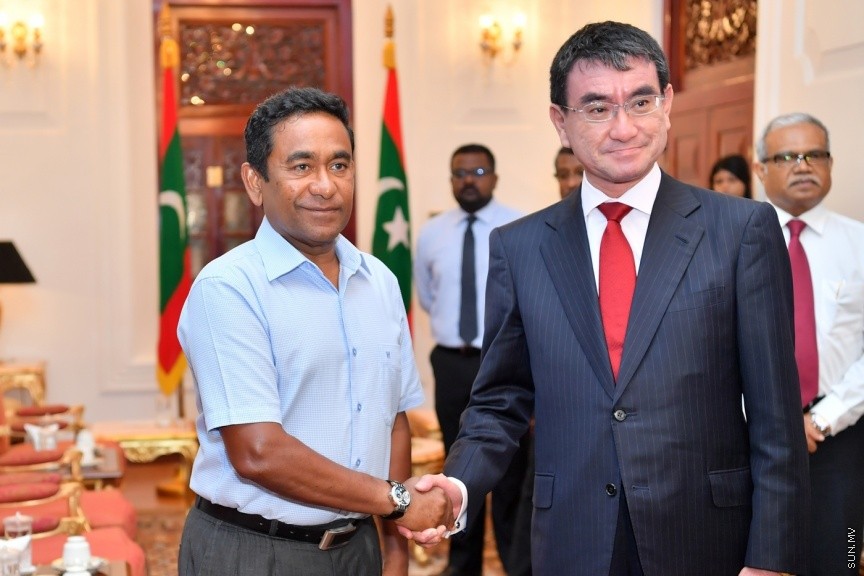 06 ޖެނުއަރީ 2018: ޖަޕާނުގެ ޚާރިޖީ ވަޒީރު ޓަރޮކޯނޯ ރައީސުލްޖުމްހޫރިއްޔާ ޢަބްދުﷲ ޔާމީން ޢަބްދުލްޤައްޔޫމްގެ އަރިހަށް އިޙްތިރާމްގެ ޒިޔާރަތެއް ކުރައްވައިފިއެވެ. މިބައްދަލުކުރެއްވުން އޮތީ ރައީސުލްޖުމްހޫރިއްޔާގެ ރަސްމީގެކޮޅު މުލީއާގޭގައެވެ. މިބައްދަލުކުރެއްވުމުގައި ރައީސުލްޖުމްހޫރިއްޔާ ޖަޕާނުގެ ޚާރިޖީ ވަޒީރަށް މަރުޙަބާ ވިދާޅުވެ، އެޤައުމުގެ ބޮޑުވަޒީރު ޝިންޒޯ އަބޭއަށް ހެޔޮއެދުންތައް އަރިސްކުރެއްވިއެވެ---ފޮޓޯ/ ރައީސް އޮފީސް 