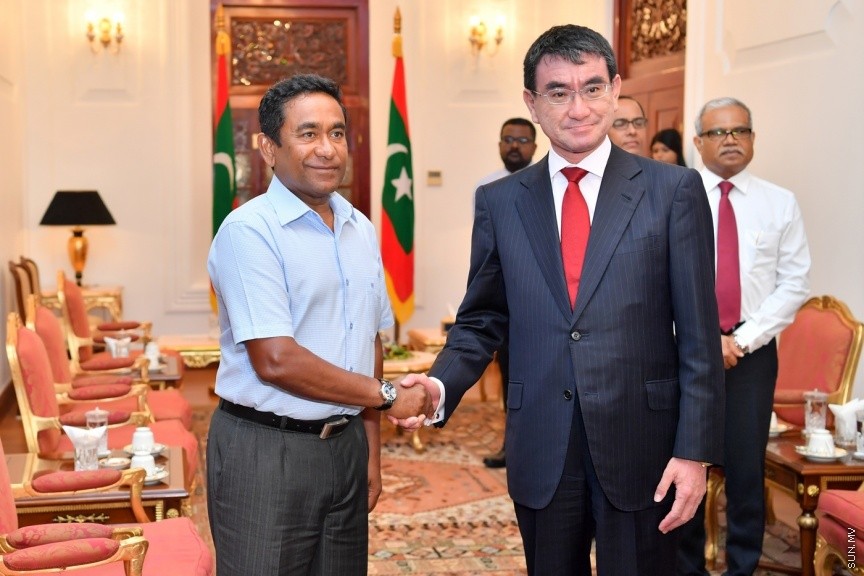 06 ޖެނުއަރީ 2018: ޖަޕާނުގެ ޚާރިޖީ ވަޒީރު ޓަރޮކޯނޯ ރައީސުލްޖުމްހޫރިއްޔާ ޢަބްދުﷲ ޔާމީން ޢަބްދުލްޤައްޔޫމްގެ އަރިހަށް އިޙްތިރާމްގެ ޒިޔާރަތެއް ކުރައްވައިފިއެވެ. މިބައްދަލުކުރެއްވުން އޮތީ ރައީސުލްޖުމްހޫރިއްޔާގެ ރަސްމީގެކޮޅު މުލީއާގޭގައެވެ. މިބައްދަލުކުރެއްވުމުގައި ރައީސުލްޖުމްހޫރިއްޔާ ޖަޕާނުގެ ޚާރިޖީ ވަޒީރަށް މަރުޙަބާ ވިދާޅުވެ، އެޤައުމުގެ ބޮޑުވަޒީރު ޝިންޒޯ އަބޭއަށް ހެޔޮއެދުންތައް އަރިސްކުރެއްވިއެވެ---ފޮޓޯ/ ރައީސް އޮފީސް 