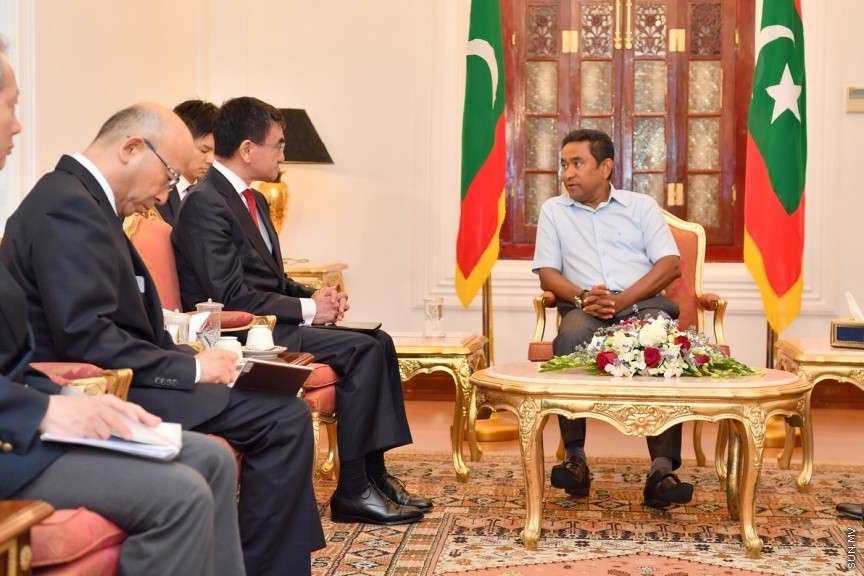 06 ޖެނުއަރީ 2018: ޖަޕާނުގެ ޚާރިޖީ ވަޒީރު ޓަރޮކޯނޯ ރައީސުލްޖުމްހޫރިއްޔާ ޢަބްދުﷲ ޔާމީން ޢަބްދުލްޤައްޔޫމްގެ އަރިހަށް އިޙްތިރާމްގެ ޒިޔާރަތެއް ކުރައްވައިފިއެވެ. މިބައްދަލުކުރެއްވުން އޮތީ ރައީސުލްޖުމްހޫރިއްޔާގެ ރަސްމީގެކޮޅު މުލީއާގޭގައެވެ. މިބައްދަލުކުރެއްވުމުގައި ރައީސުލްޖުމްހޫރިއްޔާ ޖަޕާނުގެ ޚާރިޖީ ވަޒީރަށް މަރުޙަބާ ވިދާޅުވެ، އެޤައުމުގެ ބޮޑުވަޒީރު ޝިންޒޯ އަބޭއަށް ހެޔޮއެދުންތައް އަރިސްކުރެއްވިއެވެ---ފޮޓޯ/ ރައީސް އޮފީސް 
