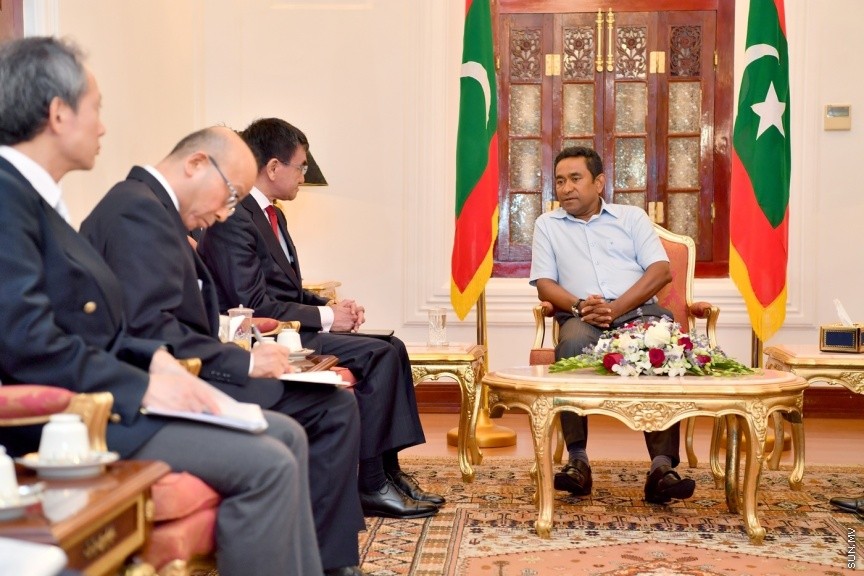 06 ޖެނުއަރީ 2018: ޖަޕާނުގެ ޚާރިޖީ ވަޒީރު ޓަރޮކޯނޯ ރައީސުލްޖުމްހޫރިއްޔާ ޢަބްދުﷲ ޔާމީން ޢަބްދުލްޤައްޔޫމްގެ އަރިހަށް އިޙްތިރާމްގެ ޒިޔާރަތެއް ކުރައްވައިފިއެވެ. މިބައްދަލުކުރެއްވުން އޮތީ ރައީސުލްޖުމްހޫރިއްޔާގެ ރަސްމީގެކޮޅު މުލީއާގޭގައެވެ. މިބައްދަލުކުރެއްވުމުގައި ރައީސުލްޖުމްހޫރިއްޔާ ޖަޕާނުގެ ޚާރިޖީ ވަޒީރަށް މަރުޙަބާ ވިދާޅުވެ، އެޤައުމުގެ ބޮޑުވަޒީރު ޝިންޒޯ އަބޭއަށް ހެޔޮއެދުންތައް އަރިސްކުރެއްވިއެވެ---ފޮޓޯ/ ރައީސް އޮފީސް 