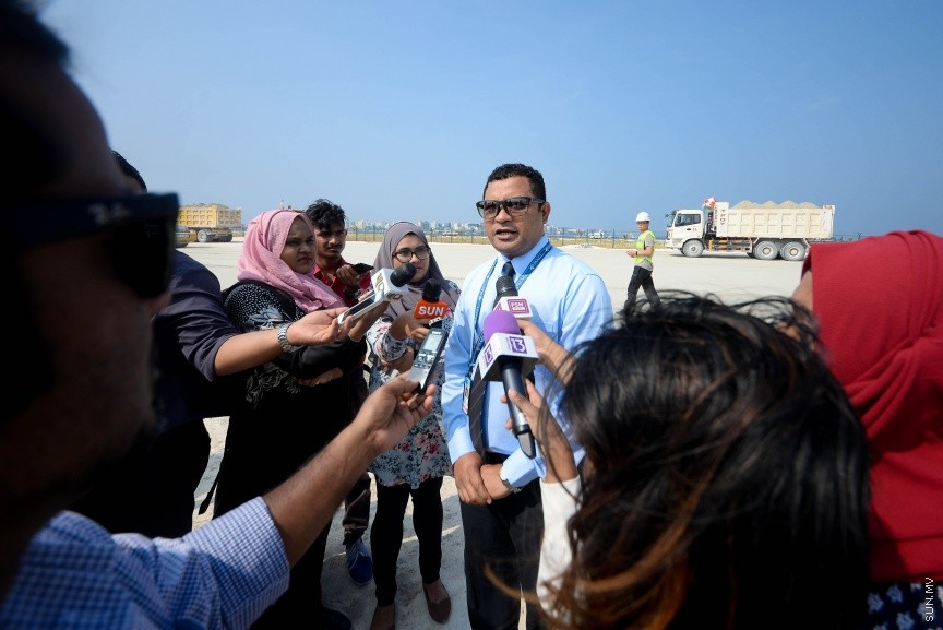 ވެލާނާ އިންޓަނޭޝަނަލް އެއާޕޯޓްގެ އޭޕްރަން ބޮޑުކުރުމުގެ މަސައްކަތް ކުރިޔަށް ދަނީ: ވެލާނާ އިންޓަނޭޝަނަލް އެއާޕޯޓްގެ އޭޕްރަން ބޮޑުކުރުމުގެ މަސައްކަތް ނިމުމާ އެކު އޭޕްރަންގައި ކުދި އަދި ބޮޑެތި ބޯޓްތަކާ އެކު ޖުމްލަ 21 ބޯޓަށް ޕާކް ކުރެވޭނެ ކަމަށް އެއާޕޯޓު ހިންގާ އެމްއޭސީއެލް އިންވަނީ ބުނެފަ---ސަން ފޮޓޯ/ މުހައްމަދު އަފްރާހް 