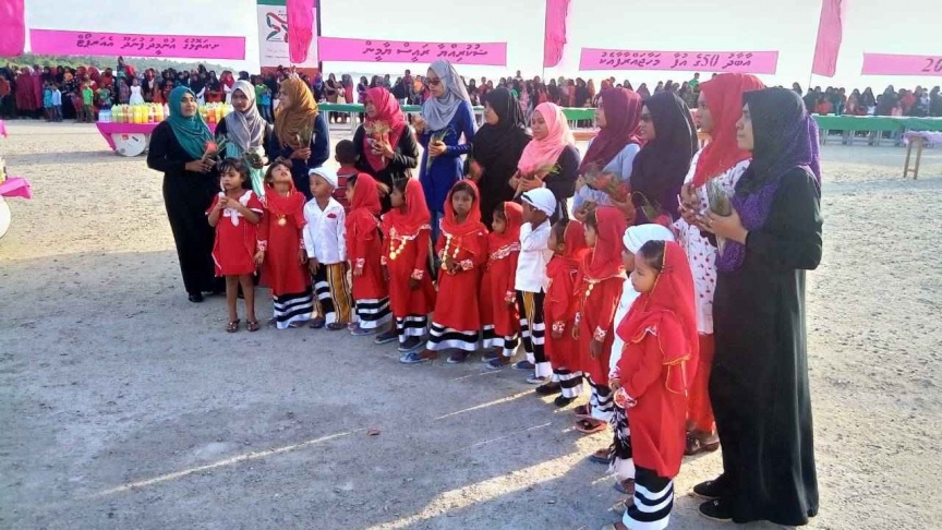 
އެއާޕޯޓް އަޅާ ބިން ހިއްކުމަށް އެމްޓީސީސީން ރާއްޖެ ގެނައި އައު ކޮންނަބޯޓު "މަހާޖައްރާފު" ފުނަދޫގައި ބަނދަރު ކުރުން: ކޮންނަބޯޓުގެ ފަޅުވެރިންނަށް ފުނަދޫ ރައްޔިތުން މަރުހަބާ ކިއީ ސައިފޮދަކުން. ފުނަދޫ އެއާޕޯޓް އެޅުމަށް އެރަށު އުތުރުގެ ހުޅަނގު ފަރާތު މޫދުން 21 ހެކްޓަރުގެ ބިން ހިއްކަން ވަނީ ހަމަޖެހިފައި --- ފޮޓޯ/ ފުނަދޫ ކައުންސިލް
