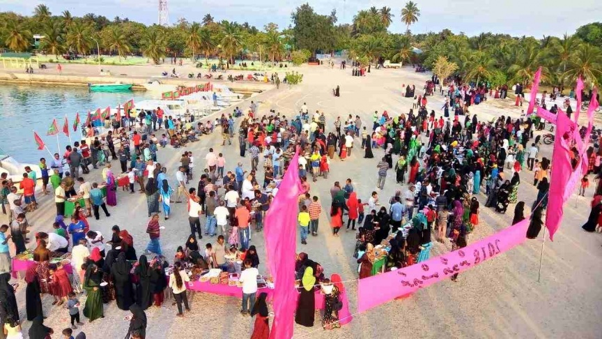 
އެއާޕޯޓް އަޅާ ބިން ހިއްކުމަށް އެމްޓީސީސީން ރާއްޖެ ގެނައި އައު ކޮންނަބޯޓު "މަހާޖައްރާފު" ފުނަދޫގައި ބަނދަރު ކުރުން: ކޮންނަބޯޓުގެ ފަޅުވެރިންނަށް ފުނަދޫ ރައްޔިތުން މަރުހަބާ ކިއީ ސައިފޮދަކުން. ފުނަދޫ އެއާޕޯޓް އެޅުމަށް އެރަށު އުތުރުގެ ހުޅަނގު ފަރާތު މޫދުން 21 ހެކްޓަރުގެ ބިން ހިއްކަން ވަނީ ހަމަޖެހިފައި --- ފޮޓޯ/ ފުނަދޫ ކައުންސިލް