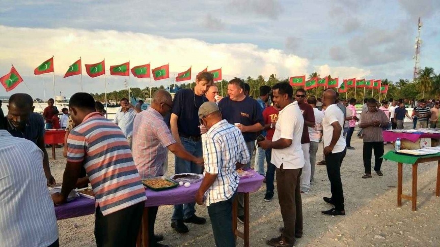 
އެއާޕޯޓް އަޅާ ބިން ހިއްކުމަށް އެމްޓީސީސީން ރާއްޖެ ގެނައި އައު ކޮންނަބޯޓު "މަހާޖައްރާފު" ފުނަދޫގައި ބަނދަރު ކުރުން: ކޮންނަބޯޓުގެ ފަޅުވެރިންނަށް ފުނަދޫ ރައްޔިތުން މަރުހަބާ ކިއީ ސައިފޮދަކުން. ފުނަދޫ އެއާޕޯޓް އެޅުމަށް އެރަށު އުތުރުގެ ހުޅަނގު ފަރާތު މޫދުން 21 ހެކްޓަރުގެ ބިން ހިއްކަން ވަނީ ހަމަޖެހިފައި --- ފޮޓޯ/ ފުނަދޫ ކައުންސިލް