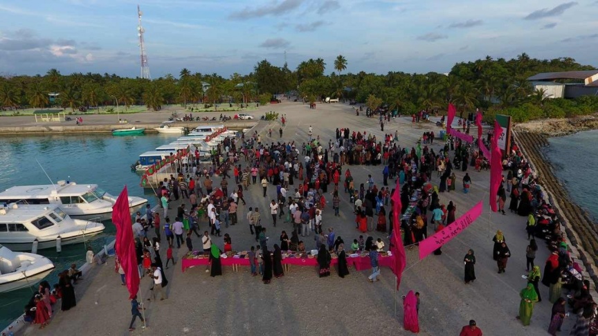 އެއާޕޯޓް އަޅާ ބިން ހިއްކުމަށް އެމްޓީސީސީން ރާއްޖެ ގެނައި އައު ކޮންނަބޯޓު "މަހާޖައްރާފު" ފުނަދޫގައި ބަނދަރު ކުރުން: ކޮންނަބޯޓުގެ ފަޅުވެރިންނަށް ފުނަދޫ ރައްޔިތުން މަރުހަބާ ކިއީ ސައިފޮދަކުން. ފުނަދޫ އެއާޕޯޓް އެޅުމަށް އެރަށު އުތުރުގެ ހުޅަނގު ފަރާތު މޫދުން 21 ހެކްޓަރުގެ ބިން ހިއްކަން ވަނީ ހަމަޖެހިފައި --- ފޮޓޯ/ ފުނަދޫ ކައުންސިލް