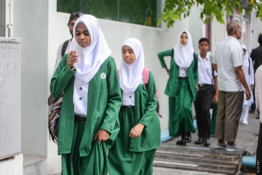 ޖެނުއަރީ 14، 2018: ދޮޅު މަހަށް ވުރެ ދިގު ޗުއްޓީއަކަށް ފަހު، 81،000 ދަރިވަރުންނާ އެކު ދިރާސީ އާ އަހަރުގެ ކިޔެވުން ފަށުން -- ސަން ފޮޓޯ/ ފަޔާޒު މޫސާ