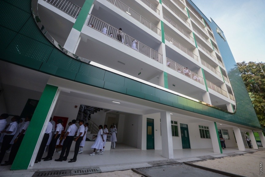 ޖެނުއަރީ 14، 2018: ދޮޅު މަހަށް ވުރެ ދިގު ޗުއްޓީއަކަށް ފަހު، 81،000 ދަރިވަރުންނާ އެކު ދިރާސީ އާ އަހަރުގެ ކިޔެވުން ފަށުން -- ސަން ފޮޓޯ/ ފަޔާޒު މޫސާ