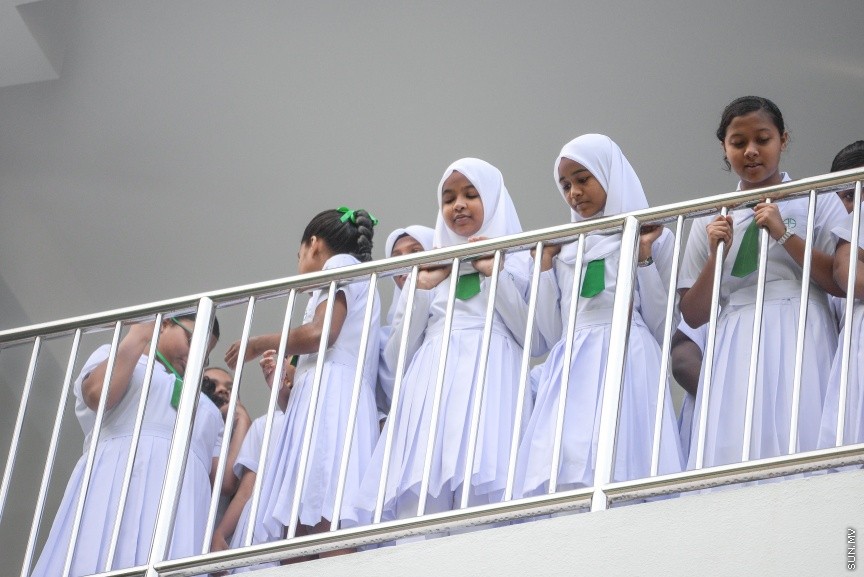 ޖެނުއަރީ 14، 2018: ދޮޅު މަހަށް ވުރެ ދިގު ޗުއްޓީއަކަށް ފަހު، 81،000 ދަރިވަރުންނާ އެކު ދިރާސީ އާ އަހަރުގެ ކިޔެވުން ފަށުން -- ސަން ފޮޓޯ/ ފަޔާޒު މޫސާ