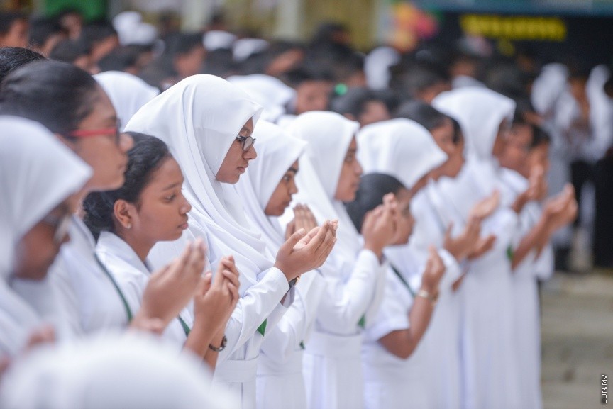 ޖެނުއަރީ 14، 2018: ދޮޅު މަހަށް ވުރެ ދިގު ޗުއްޓީއަކަށް ފަހު، 81،000 ދަރިވަރުންނާ އެކު ދިރާސީ އާ އަހަރުގެ ކިޔެވުން ފަށުން -- ސަން ފޮޓޯ/ ފަޔާޒު މޫސާ