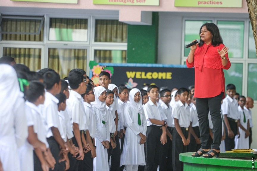 ޖެނުއަރީ 14، 2018: ދޮޅު މަހަށް ވުރެ ދިގު ޗުއްޓީއަކަށް ފަހު، 81،000 ދަރިވަރުންނާ އެކު ދިރާސީ އާ އަހަރުގެ ކިޔެވުން ފަށުން -- ސަން ފޮޓޯ/ ފަޔާޒު މޫސާ
