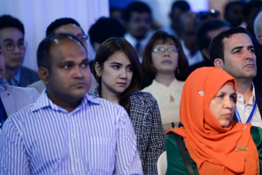  17 ޖެނުއަރީ 2018: އެނބޫދޫފަޅުގައި އިންވެސްޓްކުރުމަށްޓަކައި ބޭރުގެ ފަރާތްތަކާއި ދިވެހި ވިޔަފާރިތައް ގުޅައިދިނުމަށް ބާއްވާ އިންވެސްޓްމެންޓް ރީޓެއިލް އޮޕަޗިއުނިޓީ ފޯރަމް: ތައިލެންޑުގެ ސިންހަ އެސްޓޭޓުން، އާޓުގެލެރީގައި ބާއްވާ މި ފޯރަމް ކުރިއަށް ދާނީ މިއަދު އެކަނި ---ސަން ފޮޓޯ/ މުހައްމަދު އަފްރާހް 