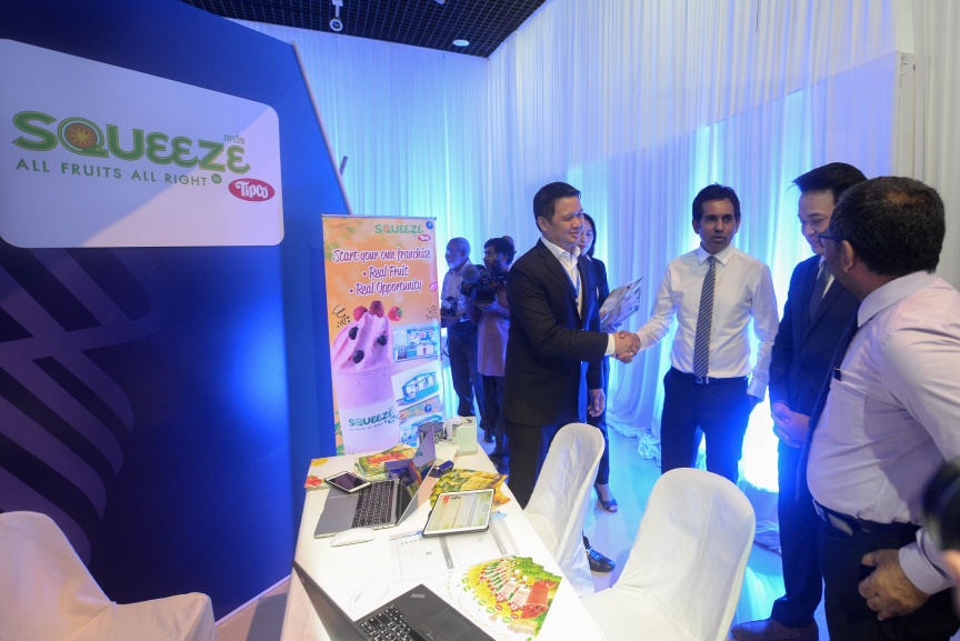  17 ޖެނުއަރީ 2018: އެނބޫދޫފަޅުގައި އިންވެސްޓްކުރުމަށްޓަކައި ބޭރުގެ ފަރާތްތަކާއި ދިވެހި ވިޔަފާރިތައް ގުޅައިދިނުމަށް ބާއްވާ އިންވެސްޓްމެންޓް ރީޓެއިލް އޮޕަޗިއުނިޓީ ފޯރަމް: ތައިލެންޑުގެ ސިންހަ އެސްޓޭޓުން، އާޓުގެލެރީގައި ބާއްވާ މި ފޯރަމް ކުރިއަށް ދާނީ މިއަދު އެކަނި ---ސަން ފޮޓޯ/ މުހައްމަދު އަފްރާހް 