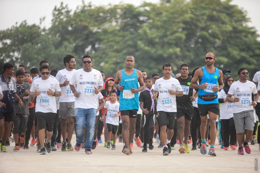 ޖެނުއަރީ 19، 2018: ސްޕޯޓްސް ކޯޕަރޭޝަނުން އިންތިޒާމްކޮށްގެން ބާއްވާ "މައިލްސް ފޯ ސްމައިލްސް" 24 ގަޑިއިރުގެ ޗެރިޓީ ދުވުން ފަށުން: ދުވުން ޝަރަފްވެރިކޮށްދެއްވީ ހެލްތު މިނިސްޓަރު އަބްދުﷲ ނާޒިމް އިބްރާހީމް -- ސަން ފޮޓޯ/ -- ފަޔާޒު މޫސާ