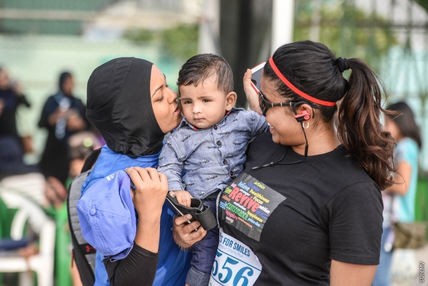ޖެނުއަރީ 19، 2018: ސްޕޯޓްސް ކޯޕަރޭޝަނުން އިންތިޒާމްކޮށްގެން ބާއްވާ "މައިލްސް ފޯ ސްމައިލްސް" 24 ގަޑިއިރުގެ ޗެރިޓީ ދުވުން ފަށުން: ދުވުން ޝަރަފްވެރިކޮށްދެއްވީ ހެލްތު މިނިސްޓަރު އަބްދުﷲ ނާޒިމް އިބްރާހީމް -- ސަން ފޮޓޯ/ -- ފަޔާޒު މޫސާ