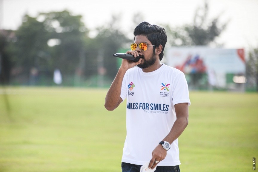 ޖެނުއަރީ 19، 2018: ސްޕޯޓްސް ކޯޕަރޭޝަނުން އިންތިޒާމްކޮށްގެން ބާއްވާ "މައިލްސް ފޯ ސްމައިލްސް" 24 ގަޑިއިރުގެ ޗެރިޓީ ދުވުން ފަށުން: ދުވުން ޝަރަފްވެރިކޮށްދެއްވީ ހެލްތު މިނިސްޓަރު އަބްދުﷲ ނާޒިމް އިބްރާހީމް -- ސަން ފޮޓޯ/ -- ފަޔާޒު މޫސާ