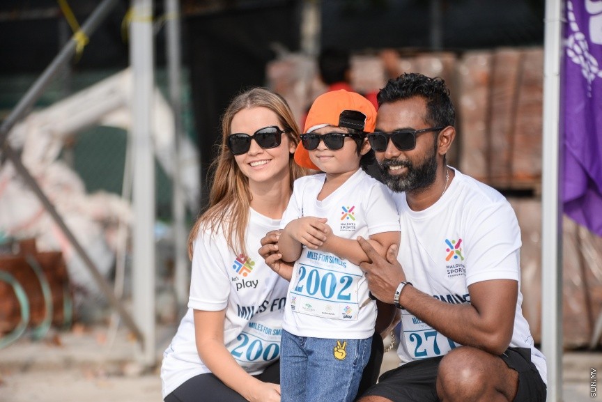 ޖެނުއަރީ 19، 2018: ސްޕޯޓްސް ކޯޕަރޭޝަނުން އިންތިޒާމްކޮށްގެން ބާއްވާ "މައިލްސް ފޯ ސްމައިލްސް" 24 ގަޑިއިރުގެ ޗެރިޓީ ދުވުން ފަށުން: ދުވުން ޝަރަފްވެރިކޮށްދެއްވީ ހެލްތު މިނިސްޓަރު އަބްދުﷲ ނާޒިމް އިބްރާހީމް -- ސަން ފޮޓޯ/ -- ފަޔާޒު މޫސާ